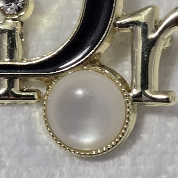 Fashion Inspired Elegant Black and Gold Brooch, Pin - Picture 3 of 5